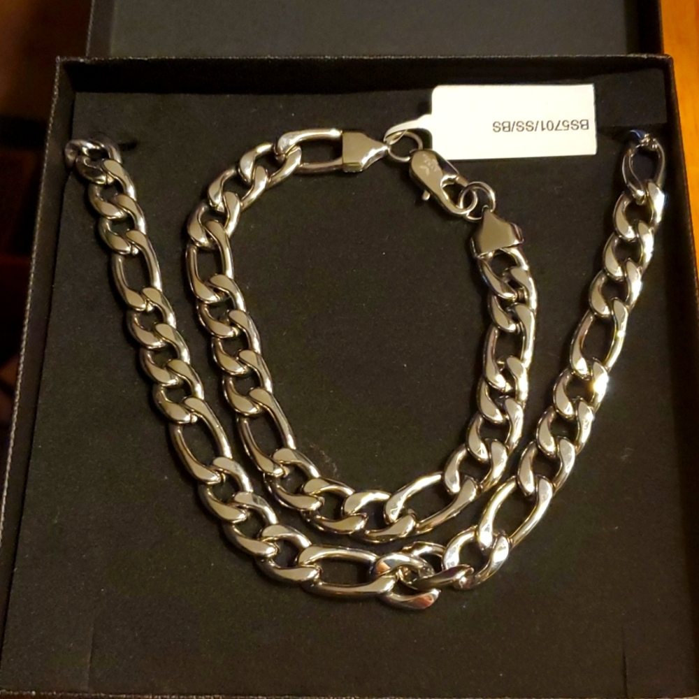 Men's 20 inch Figaro necklace with an 8 inch Figaro bracelet